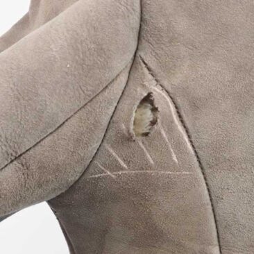 ムートンコート　革当て補修　アップ　作業前